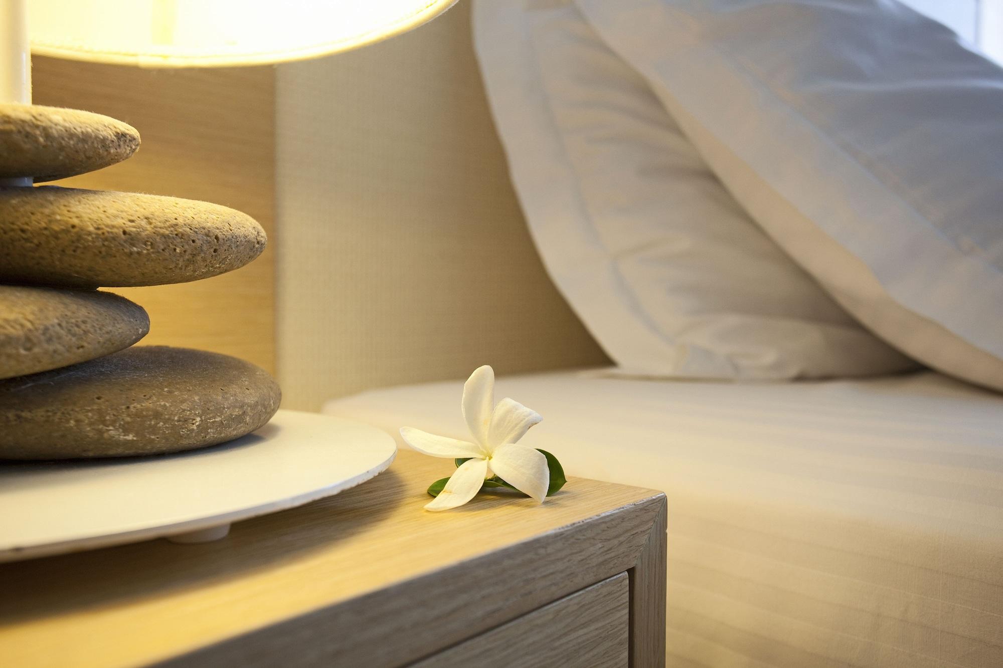 Capo Bay Hotel Protaras Bagian luar foto A bedroom at the hotel