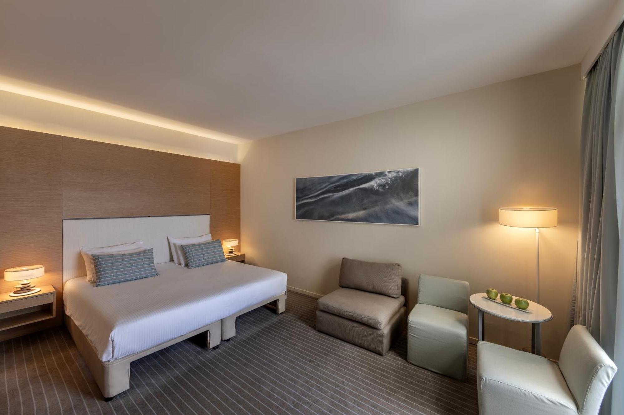 Capo Bay Hotel Protaras Bagian luar foto A room at the hotel