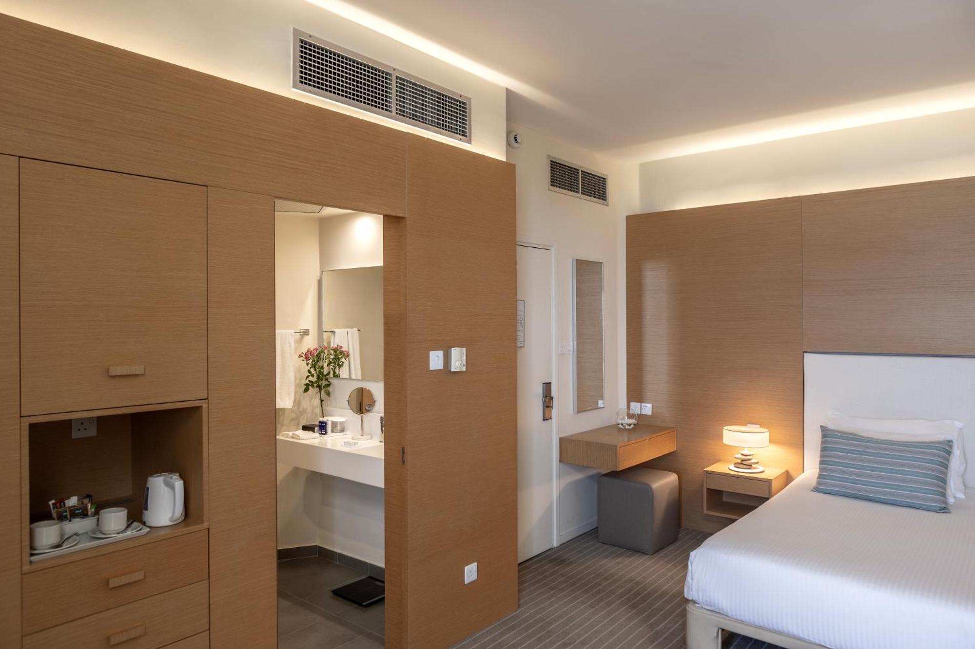 Capo Bay Hotel Protaras Bagian luar foto A room at the hotel