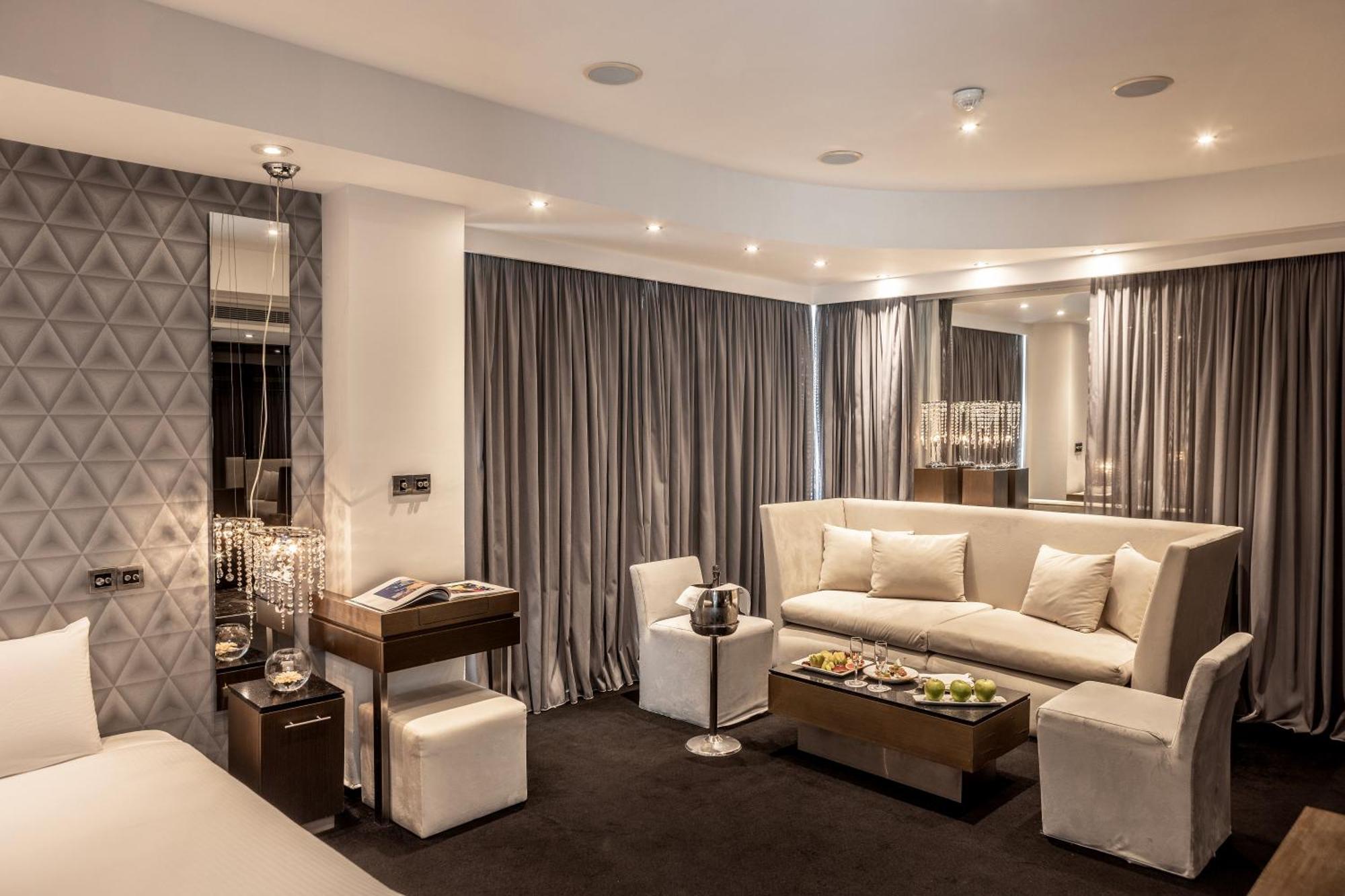 Capo Bay Hotel Protaras Bagian luar foto A suite at The Dorchester