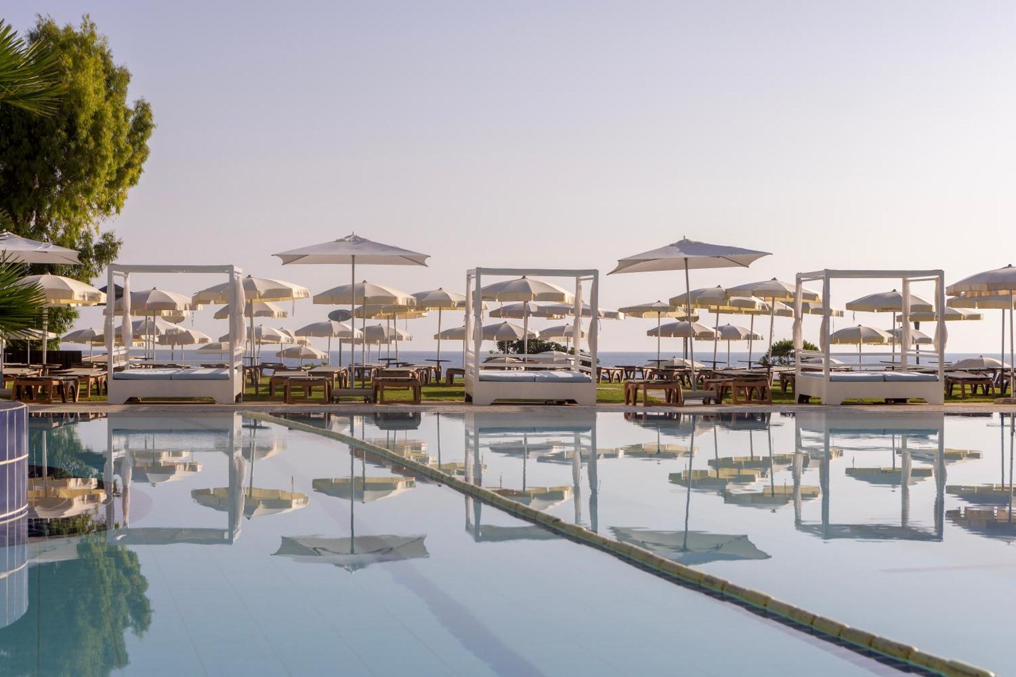 Capo Bay Hotel Protaras Bagian luar foto The pool at the hotel