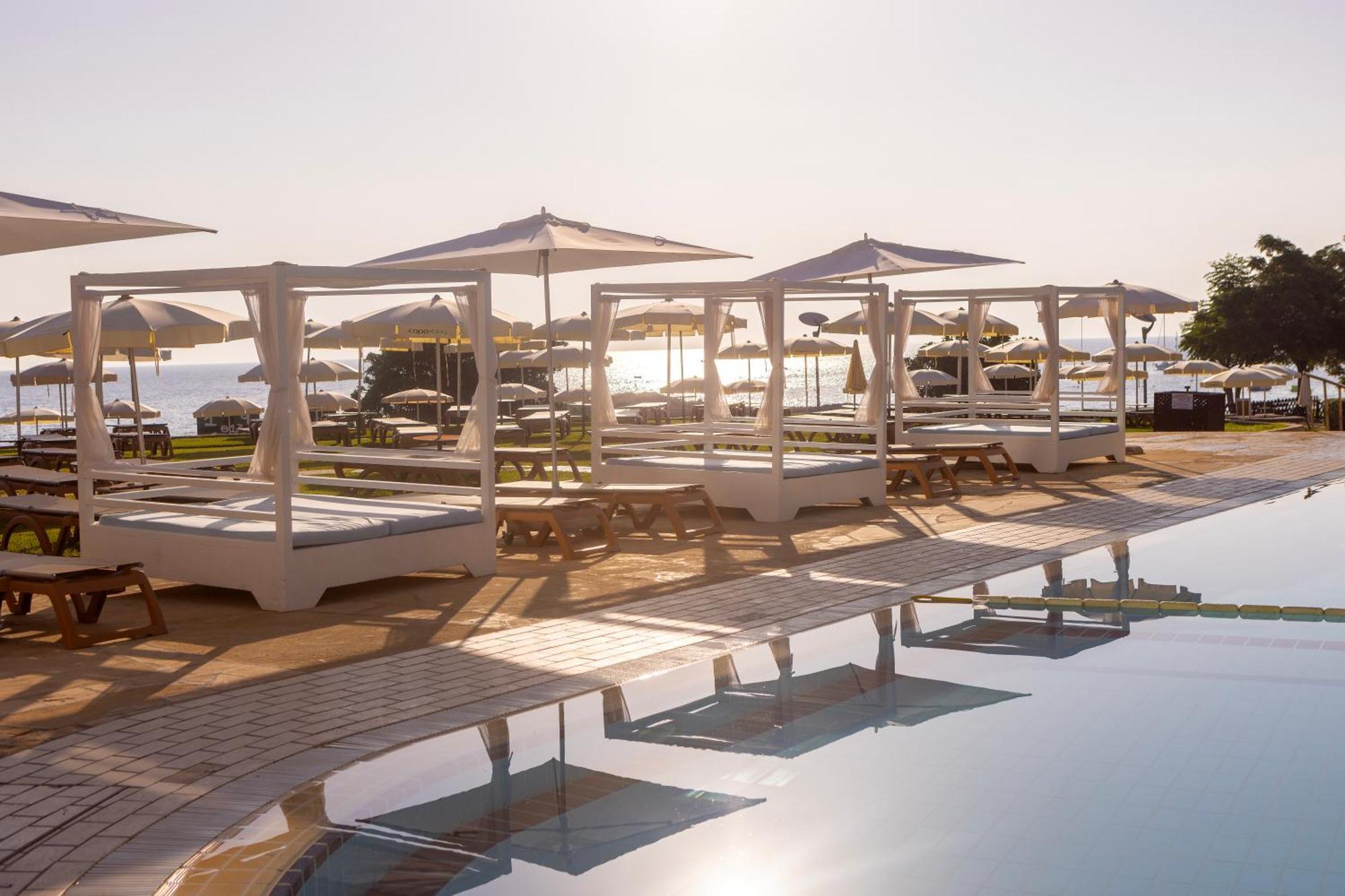 Capo Bay Hotel Protaras Bagian luar foto Beach at the hotel