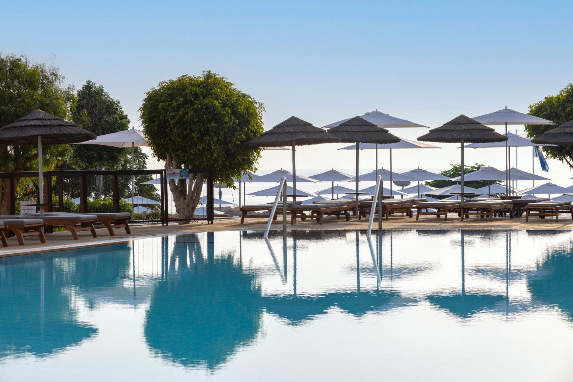 Capo Bay Hotel Protaras Bagian luar foto The pool at the hotel