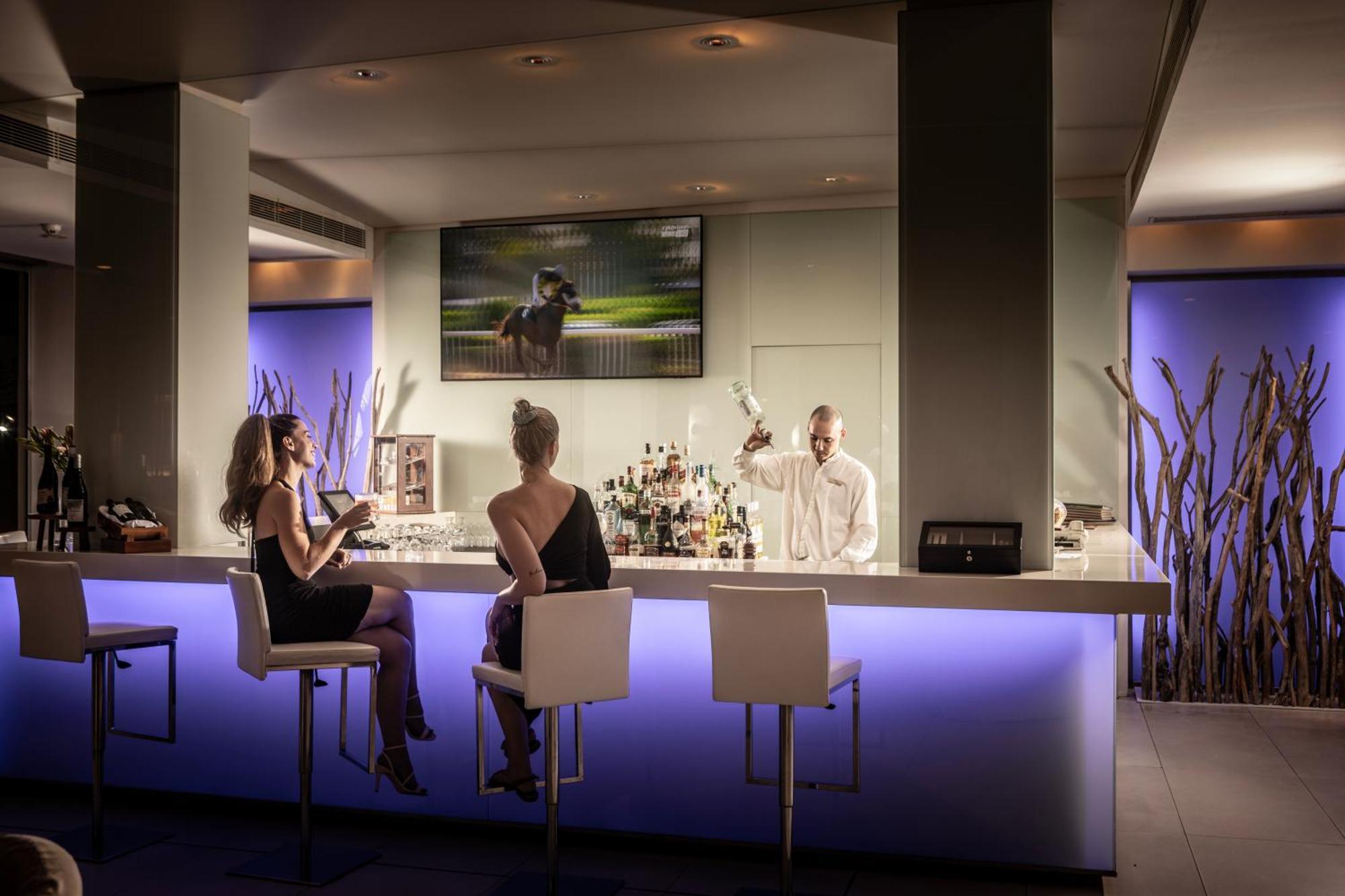 Capo Bay Hotel Protaras Bagian luar foto The bar at the lounge