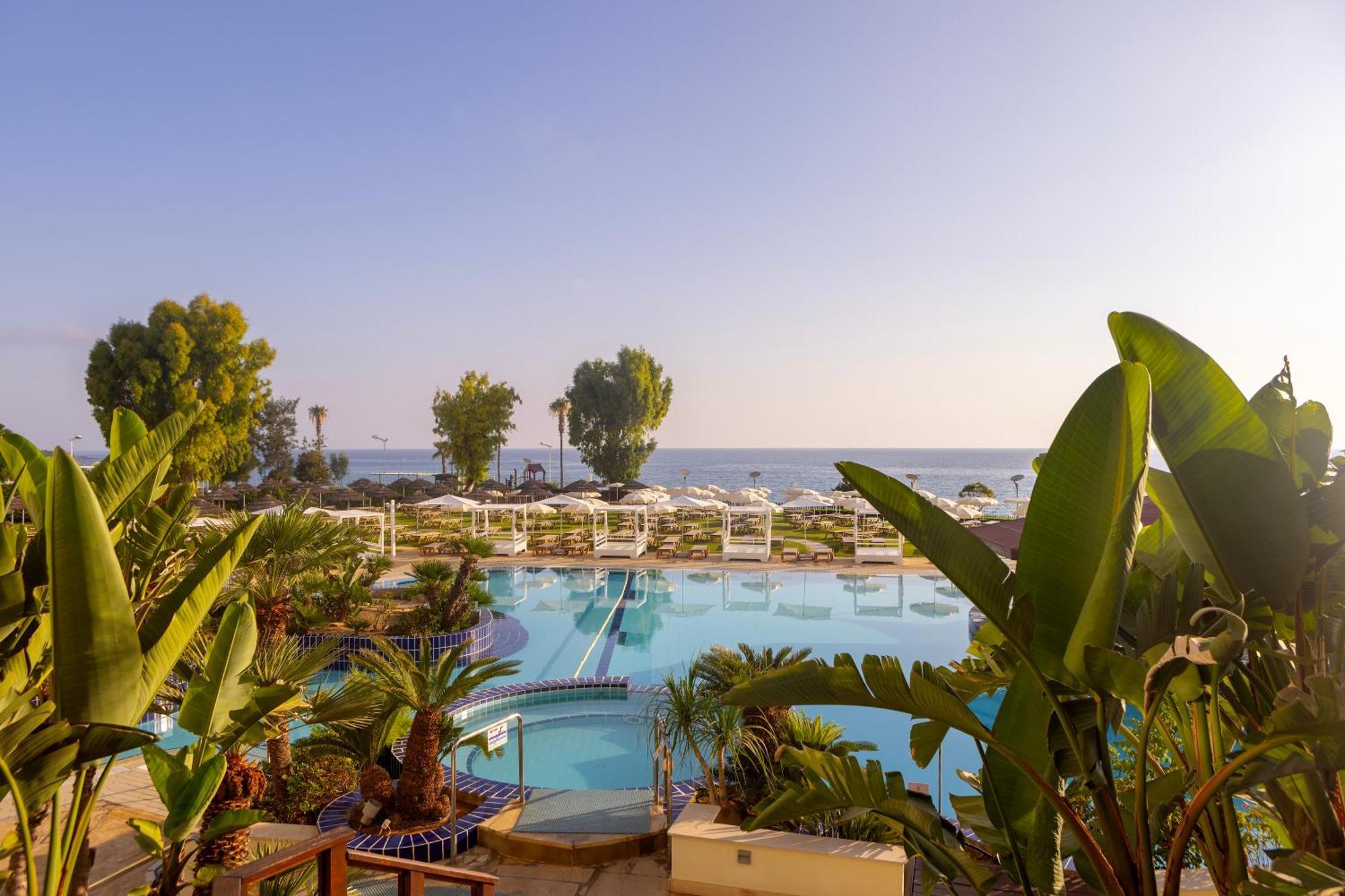 Capo Bay Hotel Protaras Bagian luar foto The swimming pool at the Nissi Beach Hotel