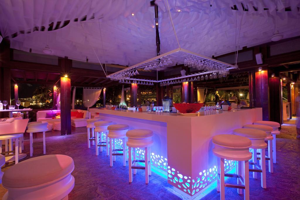 Capo Bay Hotel Protaras Bagian luar foto The bar at the nightclub